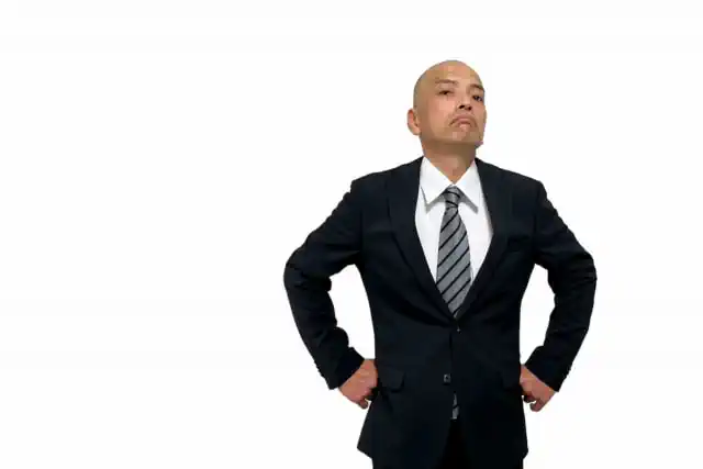 ふんぞり返って高圧的なパワハラスーツ男性