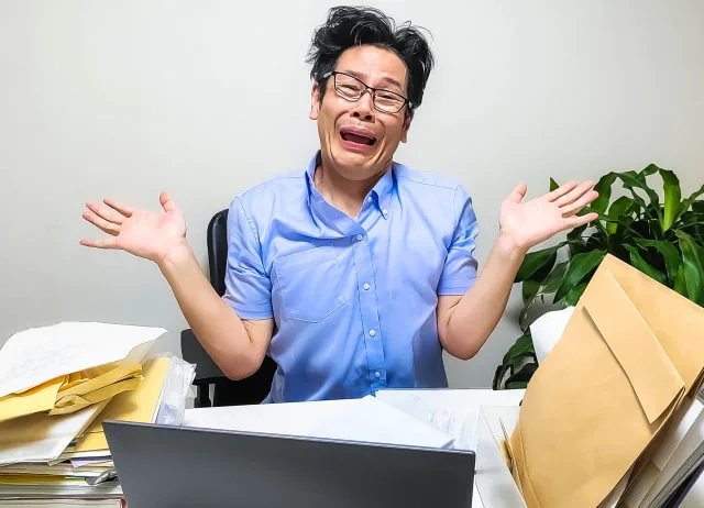 今にも泣きだしそうな男性会社員