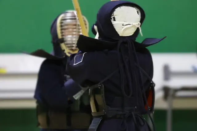 剣道試合で面を打突する選手のアップ