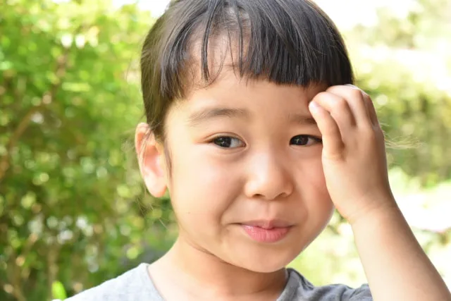 失敗して困った様子の子供