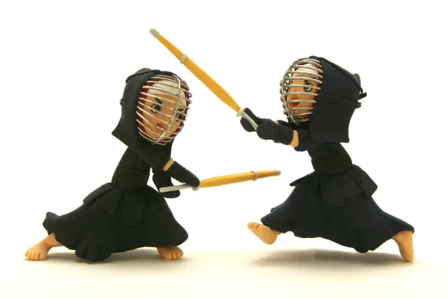 剣道試合で面を打突する選手のイラスト