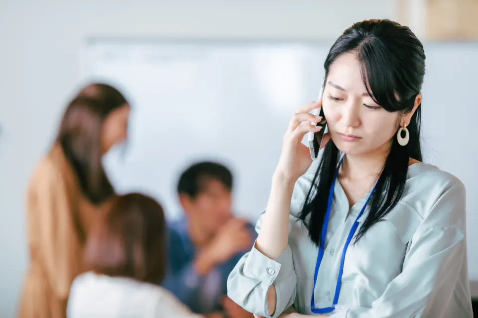 電話で困っている女性